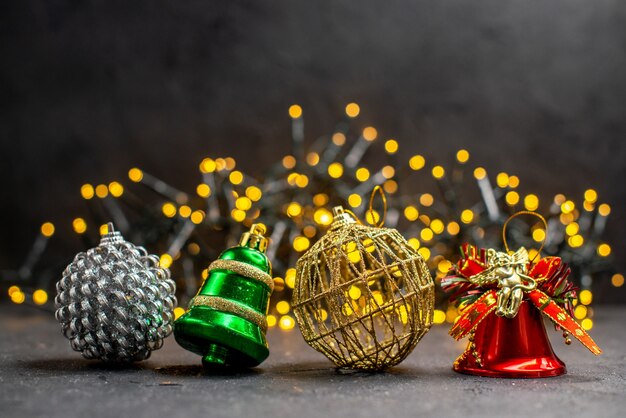 Vooraanzicht kerstboomversieringen kerstboomverlichting op achtergrond vrije ruimte