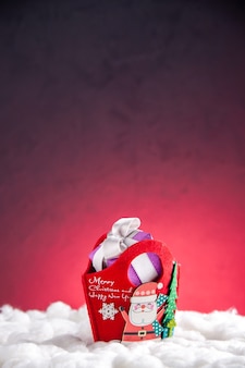 Vooraanzicht kerstcadeau op rode achtergrond