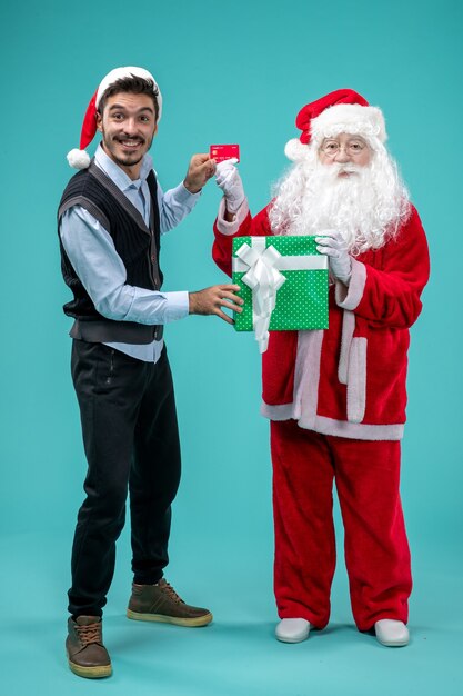 Vooraanzicht kerstman die aanwezig is met jonge man