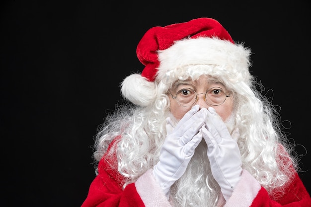 Gratis foto vooraanzicht kerstman in klassiek rood pak verrast