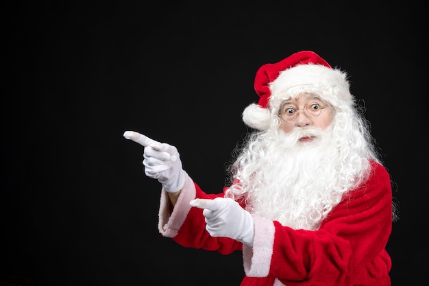 Gratis foto vooraanzicht kerstman in klassiek rood pak