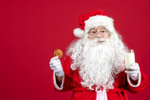 Vooraanzicht kerstman koekjes eten en melk drinken