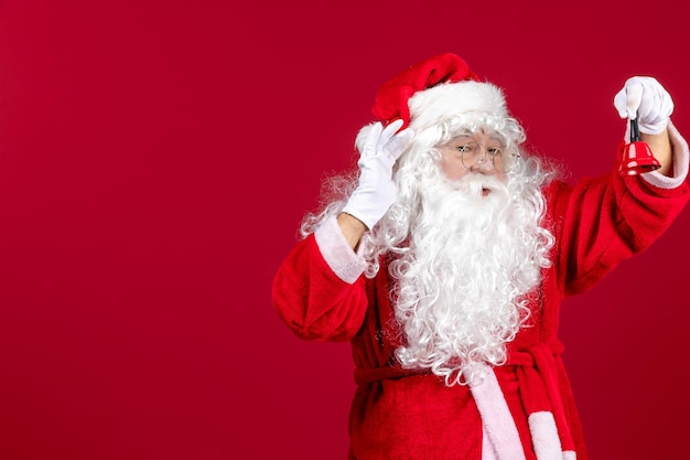 Vooraanzicht kerstman met belletje op rood cadeau kerstvakantie nieuwjaar emotie