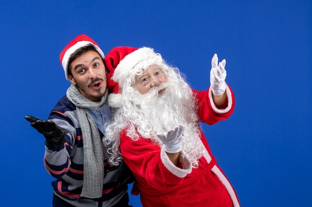 Gratis foto vooraanzicht kerstman met jong mannetje