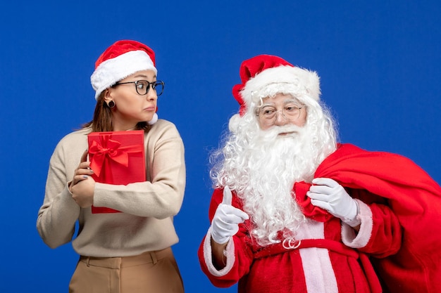 Vooraanzicht kerstman met jonge vrouw die aanwezig is op blauwe vakantie-emotiekleur