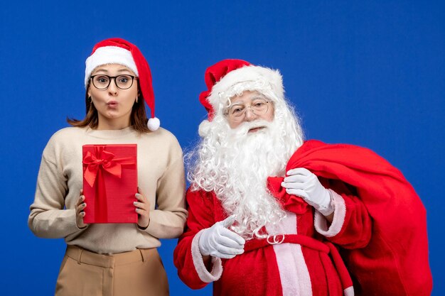 Vooraanzicht kerstman met jonge vrouwelijke draagtas op blauwe emotiekleur