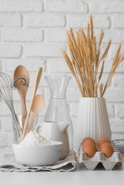 Vooraanzicht keukengereedschap arrangement en eieren
