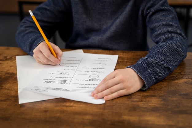 Vooraanzicht kind bedriegt op school