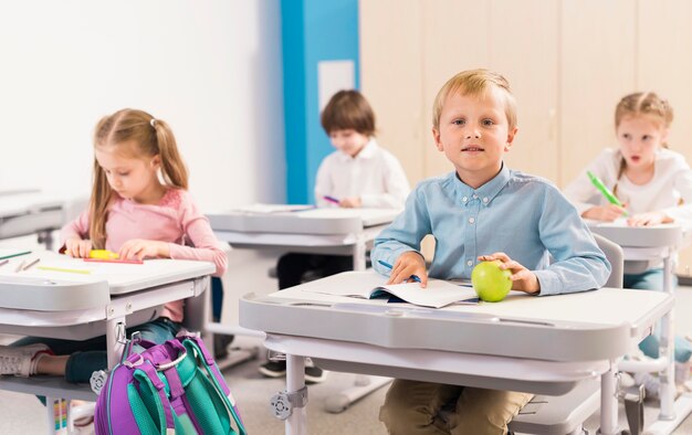 Vooraanzicht kinderen aandacht in de klas