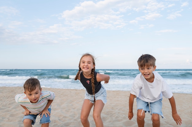 Vooraanzicht kinderen die plezier hebben op het strand