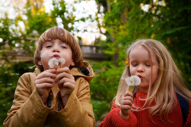 Gratis foto vooraanzicht kinderen die samen de natuur verkennen