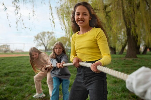 Vooraanzicht kinderen die touwtrekken spelen in het park