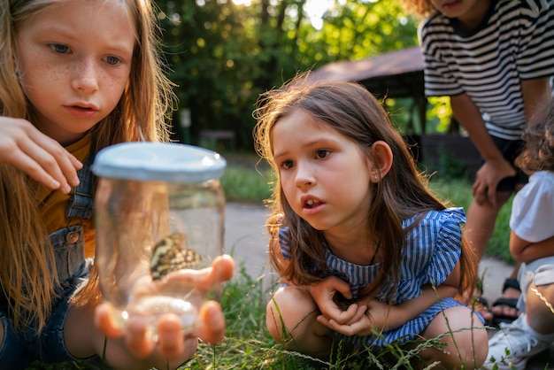 Gratis foto vooraanzicht kinderen met vlinder in pot