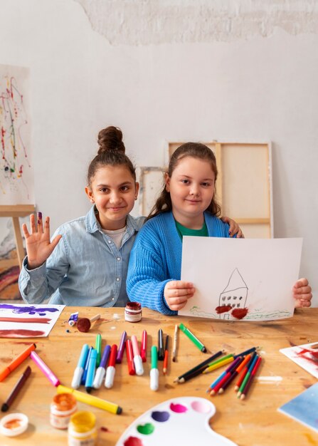 Vooraanzicht kinderen poseren op school