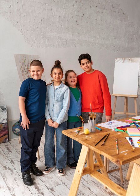 Vooraanzicht kinderen poseren op school