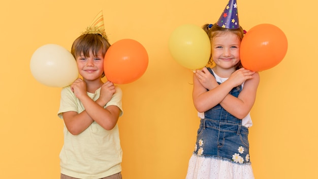 Gratis foto vooraanzicht kinderen spelen met ballonnen