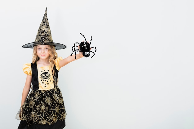 Gratis foto vooraanzicht klein meisje in heks kostuum met kopie ruimte