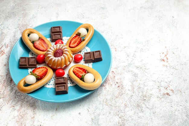 Vooraanzicht kleine cake met zoete crackerschocolade en aardbeien op de witte achtergrond, zoete koekjestaart, koekjescake fruit