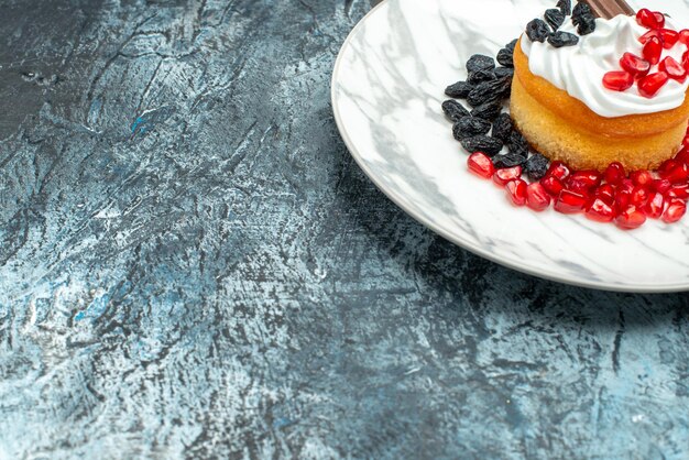 Vooraanzicht kleine heerlijke cake met chocolade en rozijnen op licht-donkere achtergrond