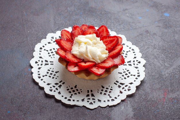 Vooraanzicht kleine romige cake met gesneden fruit op donkere ondergrond