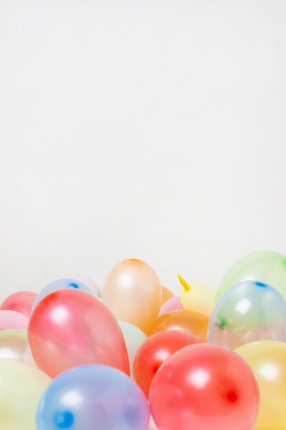 Gratis foto vooraanzicht kleurrijke ballonnen met kopie ruimte