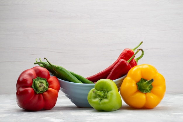 Vooraanzicht kleurrijke paprika's met paprika plantaardige peper kleur
