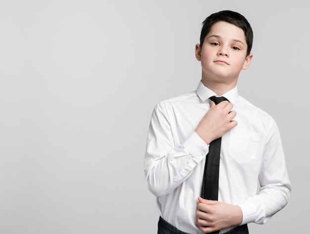 Vooraanzicht knappe jongen poseren