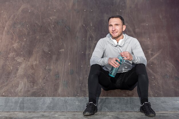 Vooraanzicht knappe man met een fles water