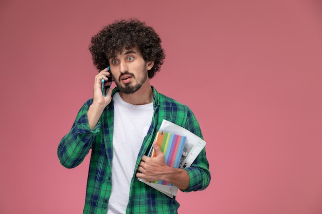 Vooraanzicht knappe man verrast door nieuwe informatie