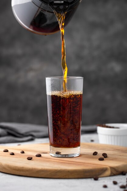 Vooraanzicht koffie gegoten in glas