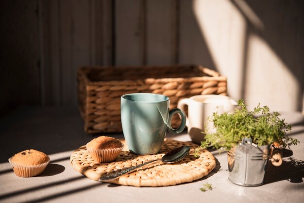 Vooraanzicht kopje koffie met muffins