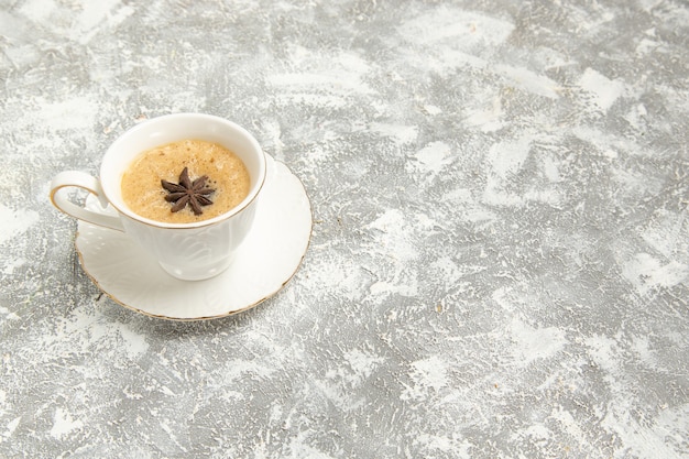 Vooraanzicht kopje koffie op wit oppervlak