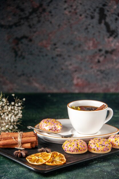 vooraanzicht kopje thee met zoete koekjes in plaat en dienblad op donkere ondergrond ceremonie glas zoet ontbijt kleur suiker cake dessert