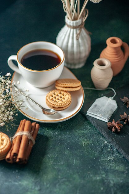 vooraanzicht kopje thee met zoete koekjes op donkere ondergrond brood drinken ceremonie ontbijt ochtend foto kleur suiker cake glas