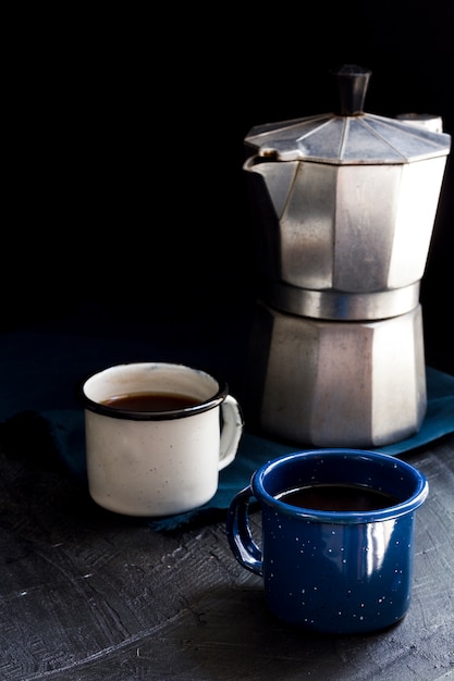 Vooraanzicht kopjes zwarte koffie op tafel