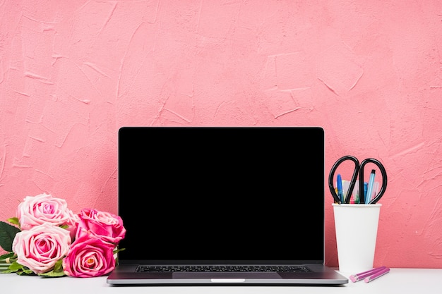 Vooraanzicht laptop met boeket rozen