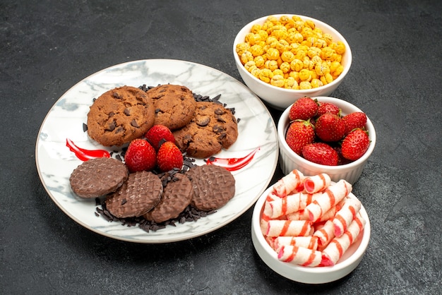 Vooraanzicht lekkere choco koekjes met snoepjes