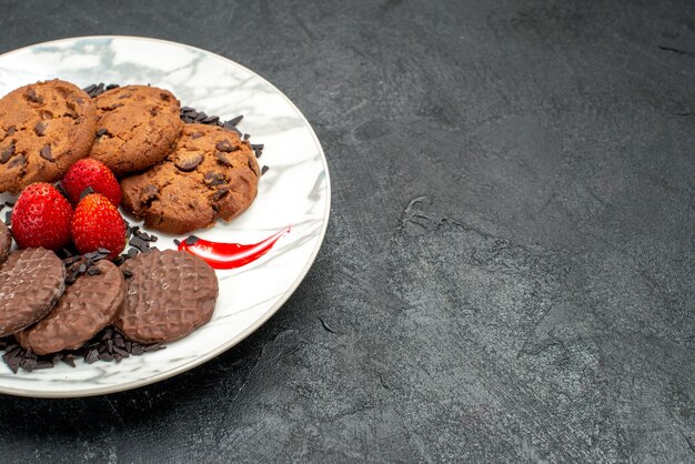 Vooraanzicht lekkere choco-koekjes voor thee in plaat