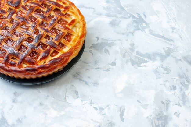 Vooraanzicht lekkere fruitige taart met gelei op lichte achtergrond biscuit cookie taart taart dessert kleur thee bak