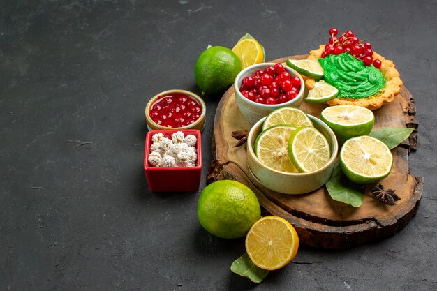 Vooraanzicht lekkere romige cake met fruit