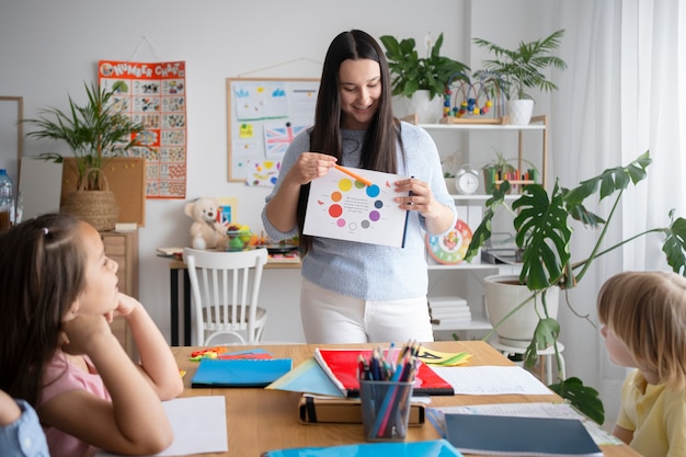 Vooraanzicht leraar uitleggen aan kinderen