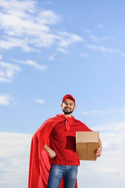 Vooraanzicht levering man met superheld cape