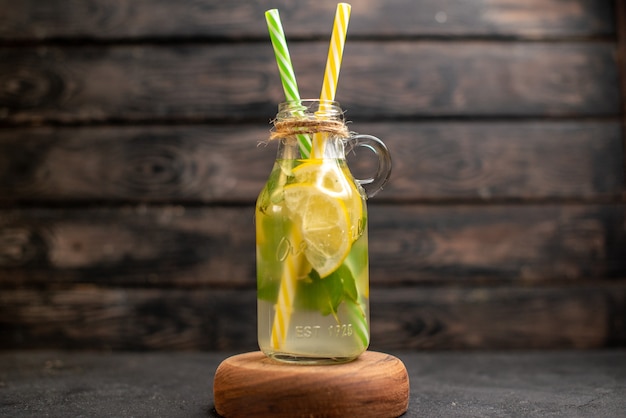 Vooraanzicht limonade gele en groene pipetten op een houten bord op houten oppervlak