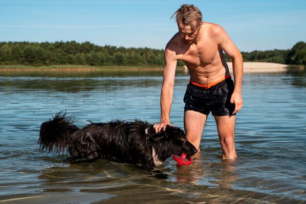 Vooraanzicht man aaiende hond