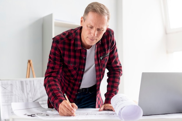 Vooraanzicht man aan het architecturaal project