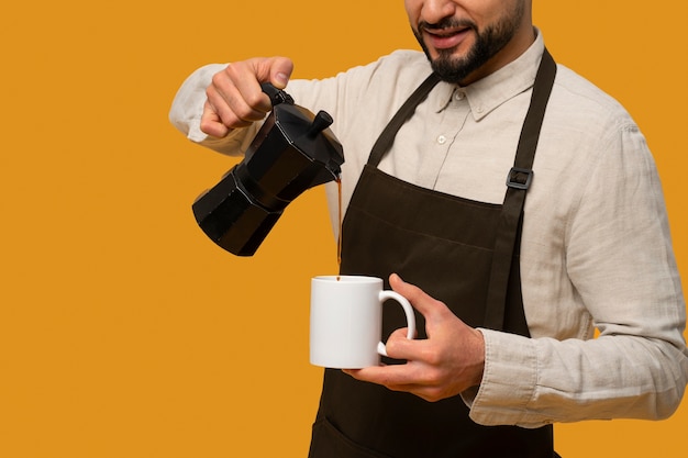 Gratis foto vooraanzicht man aan het werk als barista