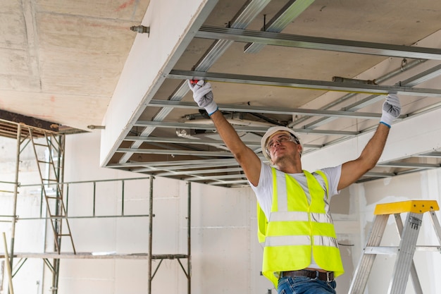 Vooraanzicht man aan het werk en het dragen van beschermingsmiddelen