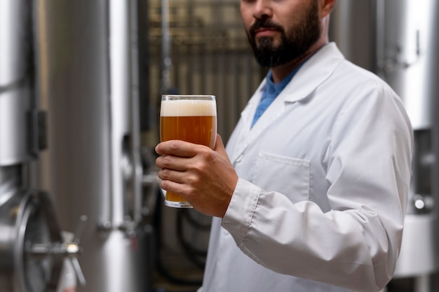 Vooraanzicht man aan het werk in de bierfabriek