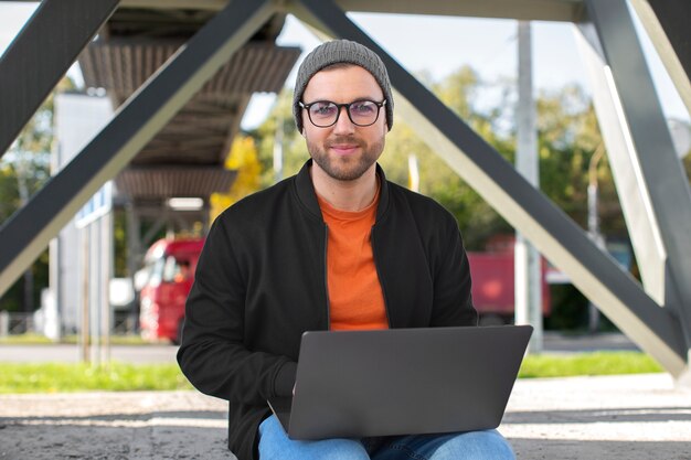 Vooraanzicht man aan het werk op laptop