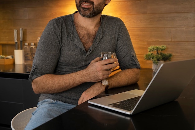 Vooraanzicht man aan het werk op laptop